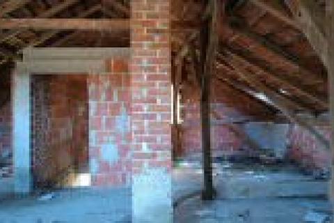 Plaški, Jezero - Nedovršena kuća s potencijalom