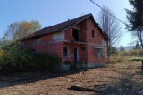 Plaški, Jezero - Nedovršena kuća s potencijalom