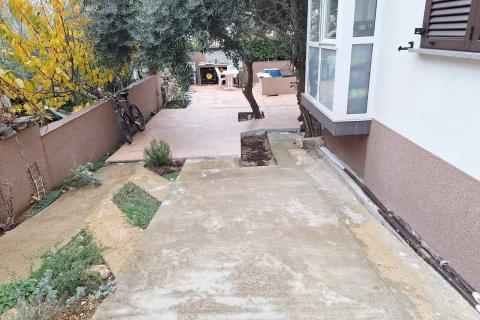 Baška - trosobni stan u prizemlju 