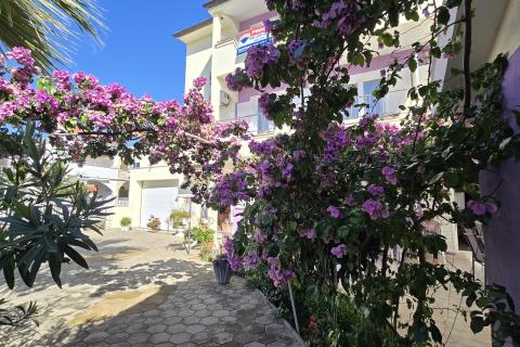 Vodice - kuća sa 7 apartmana i velikim dvorištem