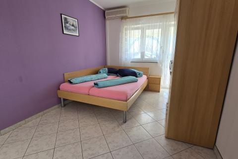 Vodice - kuća sa 7 apartmana i velikim dvorištem