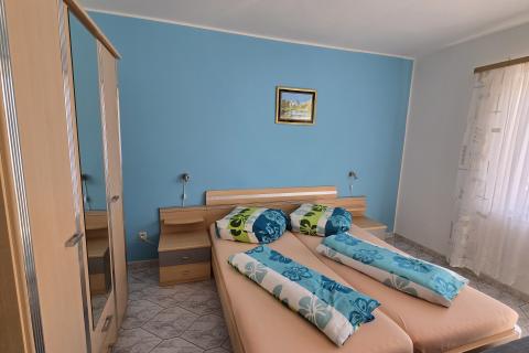 Vodice - kuća sa 7 apartmana i velikim dvorištem