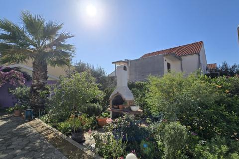 Vodice - kuća sa 7 apartmana i velikim dvorištem