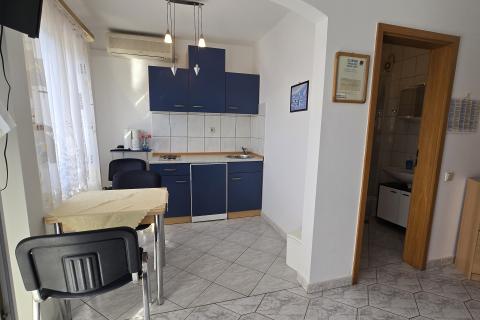Vodice - kuća sa 7 apartmana i velikim dvorištem