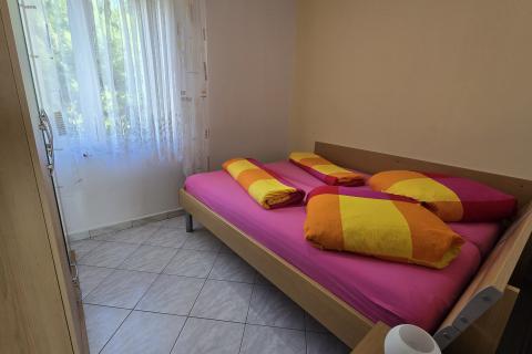 Vodice - kuća sa 7 apartmana i velikim dvorištem
