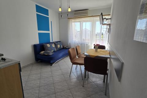 Vodice - kuća sa 7 apartmana i velikim dvorištem