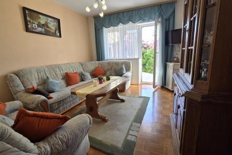 Vodice - kuća sa 7 apartmana i velikim dvorištem