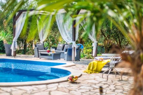 Istra, istarska kamena kuća sa bazenom i maslinikom