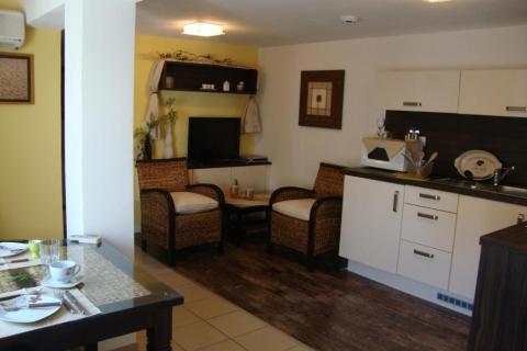 Novi Vinodolski - apartmanska kuća 2.red od mora