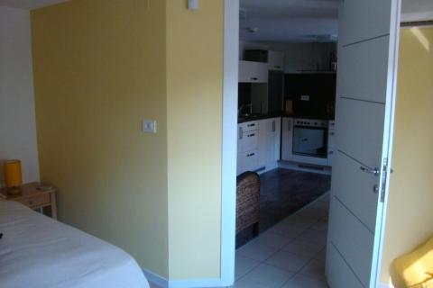 Novi Vinodolski - apartmanska kuća 2.red od mora