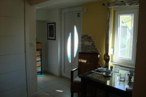 Novi Vinodolski - apartmanska kuća 2.red od mora