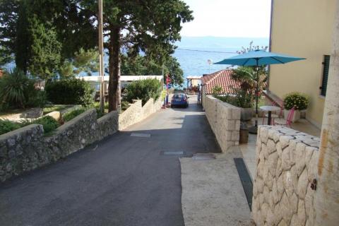 Novi Vinodolski - apartmanska kuća 2.red od mora