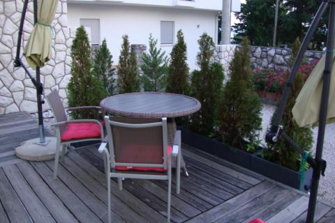 Novi Vinodolski - apartmanska kuća 2.red od mora