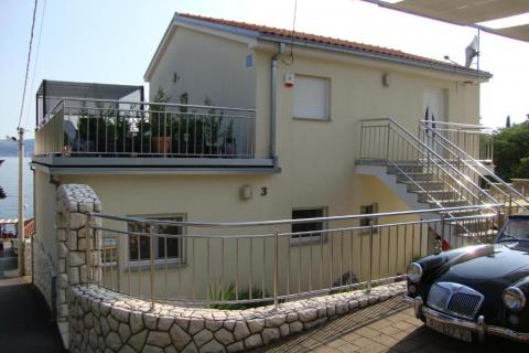 Novi Vinodolski - apartmanska kuća 2.red od mora