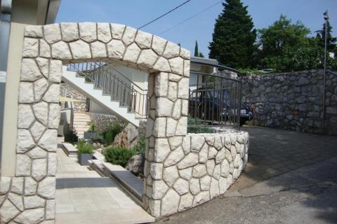 Novi Vinodolski - apartmanska kuća 2.red od mora