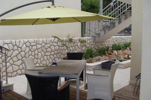 Novi Vinodolski - apartmanska kuća 2.red od mora