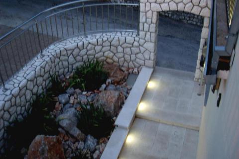 Novi Vinodolski - apartmanska kuća 2.red od mora