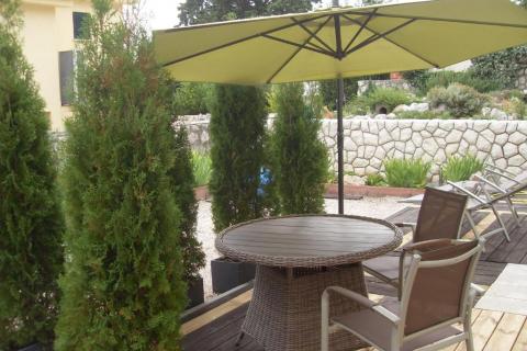 Novi Vinodolski - apartmanska kuća 2.red od mora