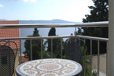 Novi Vinodolski - apartmanska kuća 2.red od mora