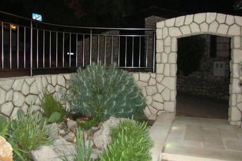 Novi Vinodolski - apartmanska kuća 2.red od mora