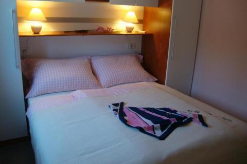 Novi Vinodolski - apartmanska kuća 2.red od mora