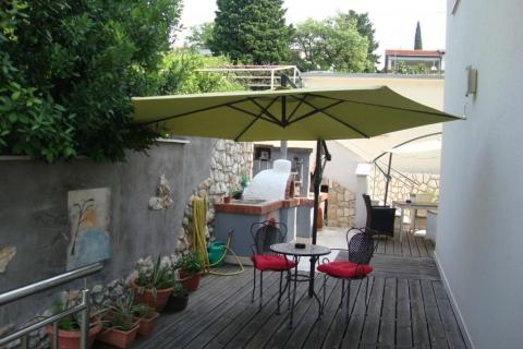 Novi Vinodolski - apartmanska kuća 2.red od mora