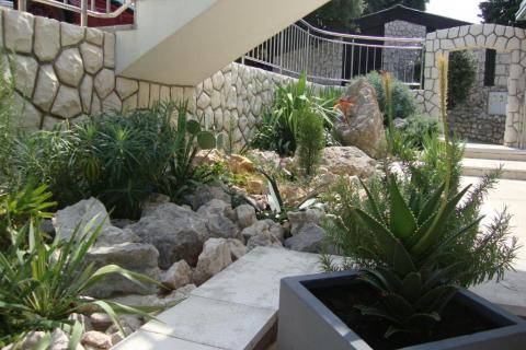 Novi Vinodolski - apartmanska kuća 2.red od mora