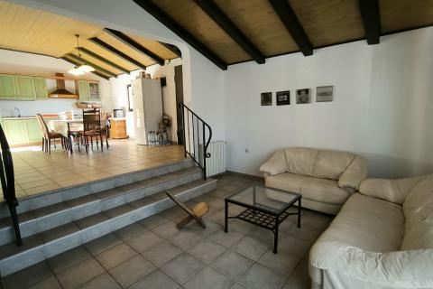 Istra, Rovinjsko selo - kuća sa tri stana i velikom okućnicom 