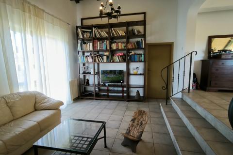 Istra, Rovinjsko selo - kuća sa tri stana i velikom okućnicom 