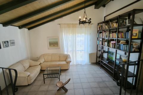 Istra, Rovinjsko selo - kuća sa tri stana i velikom okućnicom 