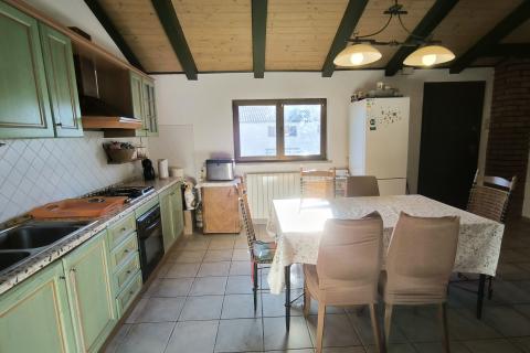 Istra, Rovinjsko selo - kuća sa tri stana i velikom okućnicom 