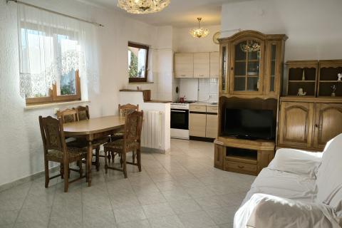 Istra, Rovinjsko selo - kuća sa tri stana i velikom okućnicom 