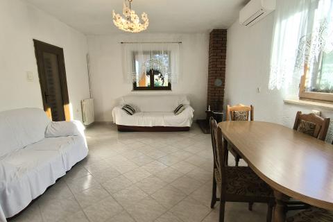 Istra, Rovinjsko selo - kuća sa tri stana i velikom okućnicom 