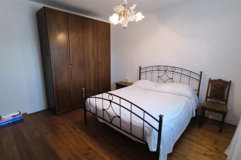 Istra, Rovinjsko selo - kuća sa tri stana i velikom okućnicom 