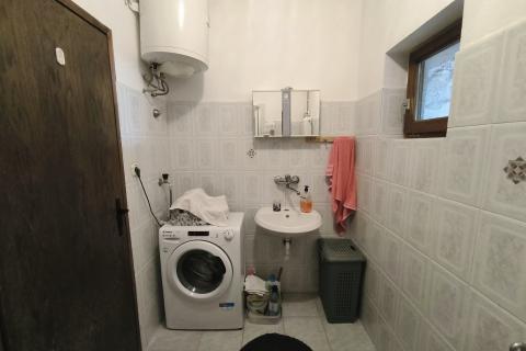 Istra, Rovinjsko selo - kuća sa tri stana i velikom okućnicom 