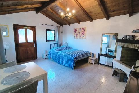 Istra, Rovinjsko selo - kuća sa tri stana i velikom okućnicom 