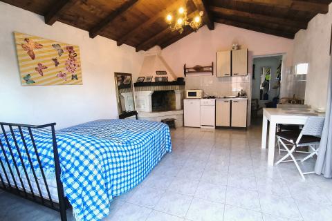 Istra, Rovinjsko selo - kuća sa tri stana i velikom okućnicom 