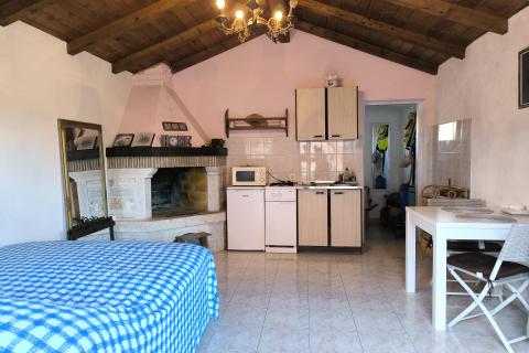 Istra, Rovinjsko selo - kuća sa tri stana i velikom okućnicom 