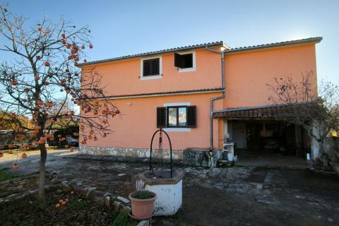 Istra, Rovinjsko selo - kuća sa tri stana i velikom okućnicom 
