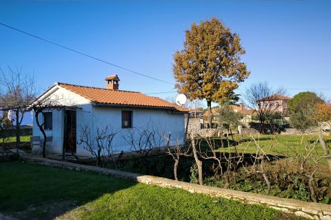 Istra, Rovinjsko selo - kuća sa tri stana i velikom okućnicom 