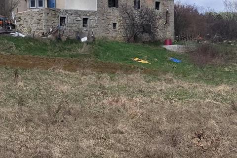 Istra, Cunjci - građeinski teren i ruševna kuća u nizu sa imanjem 