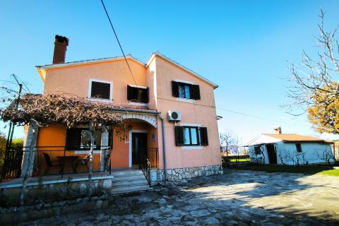 Istra, Rovinjsko selo - kuća sa tri stana i velikom okućnicom 