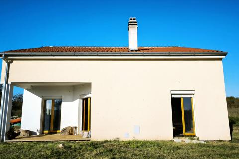 Istra, Marčana - samostojeća kuća, novogradnja, lijepa okućnica