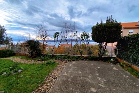 Crikvenica, trosoban stan s vrtom i parkingom