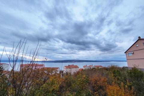 Crikvenica, trosoban stan s vrtom i parkingom
