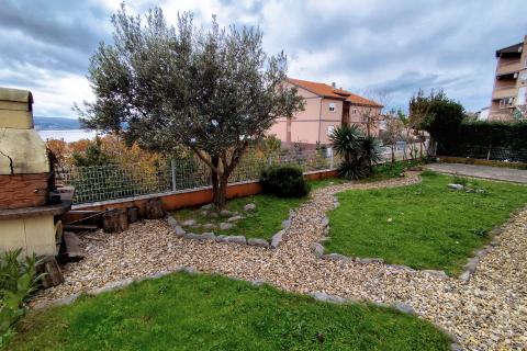 Crikvenica, trosoban stan s vrtom i parkingom