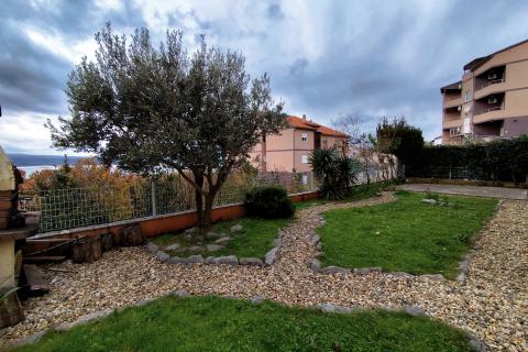 Crikvenica, trosoban stan s vrtom i parkingom