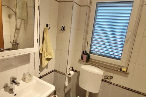 Crikvenica, trosoban stan s vrtom i parkingom