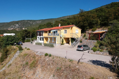 Senj, Sv. Juraj - Kuća sa 4 apartmana 1.red do mora