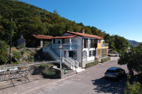Senj, Sv. Juraj - Kuća sa 4 apartmana 1.red do mora